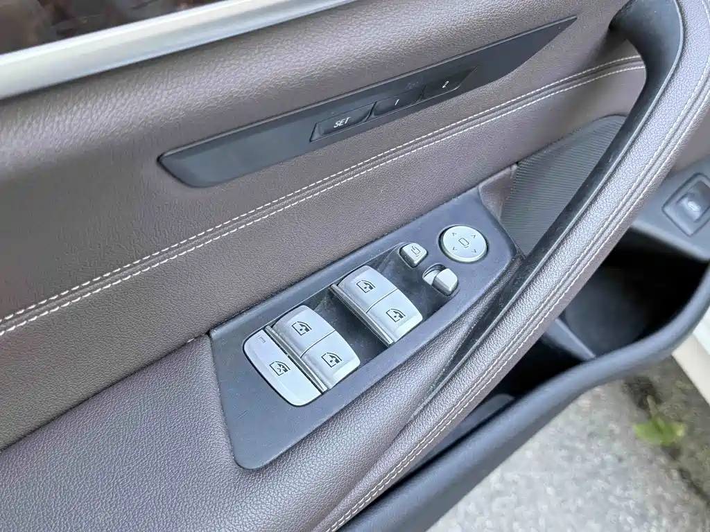 BMW 5 Series — миниатюра 6