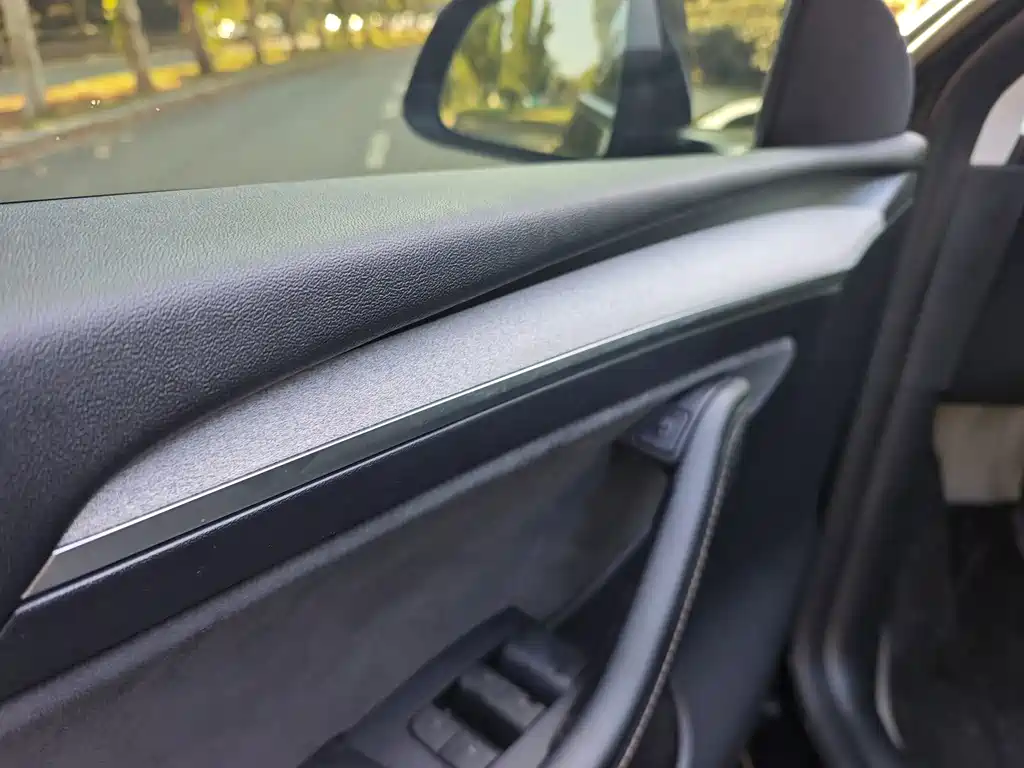 Tesla Model Y — миниатюра 13