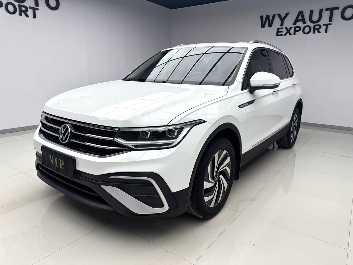 Volkswagen Tiguan L 1.4 л 2022 г. Белый, пробег 35000 км