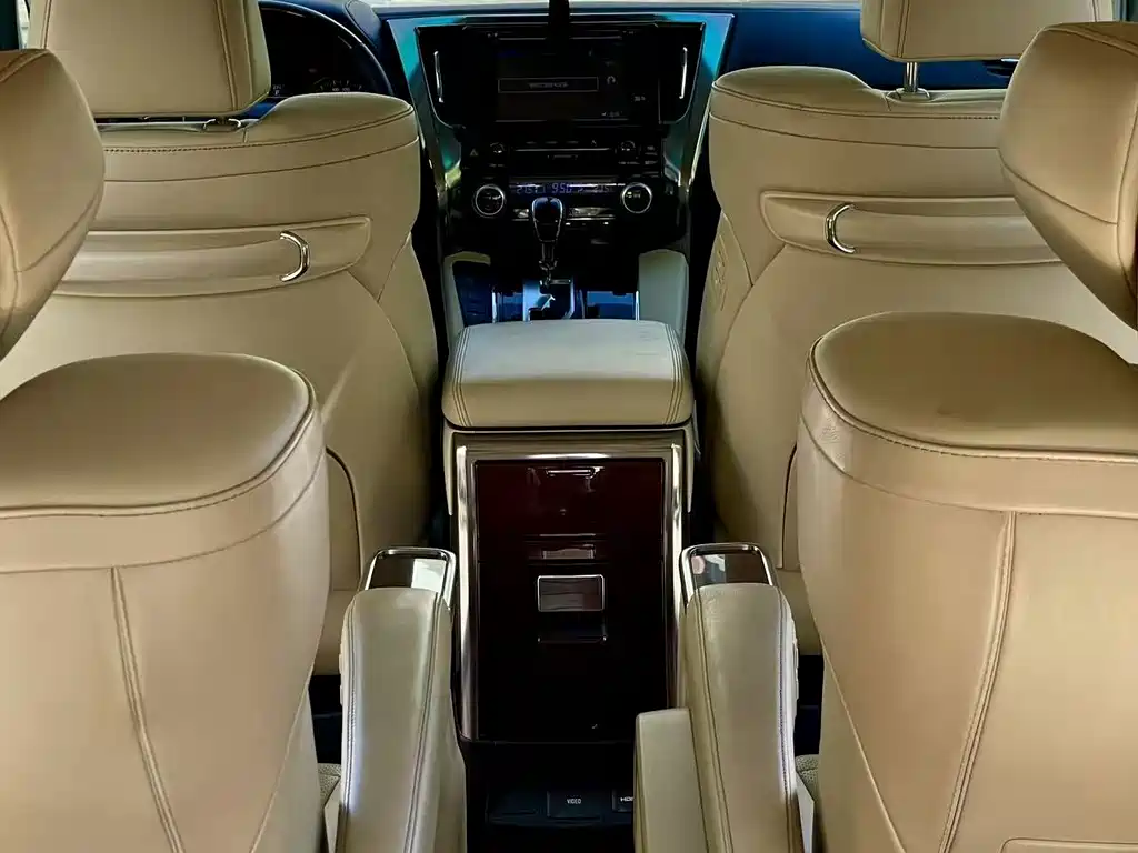 Toyota Alphard — миниатюра 11