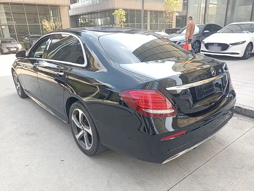 Mercedes-Benz E-Class — миниатюра 5