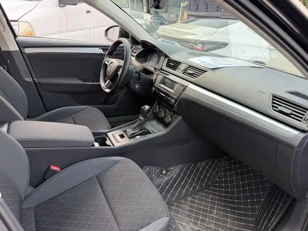 Skoda Superb — миниатюра 12