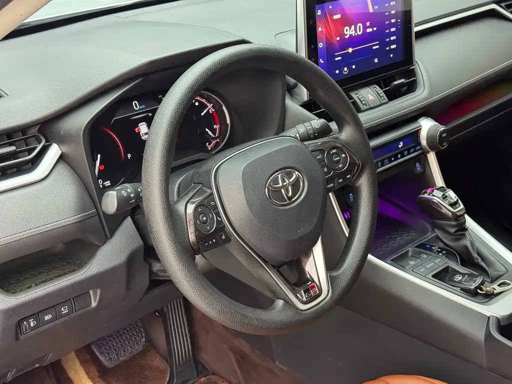 Toyota RAV4 — миниатюра 7