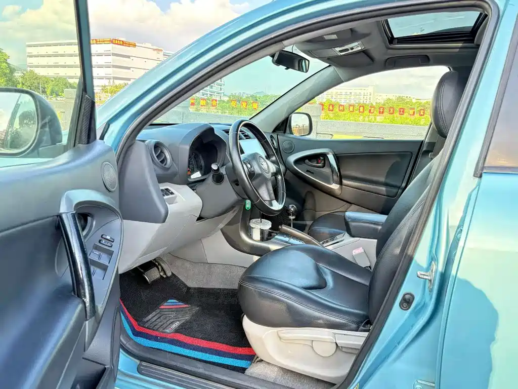 Toyota RAV4 — миниатюра 7