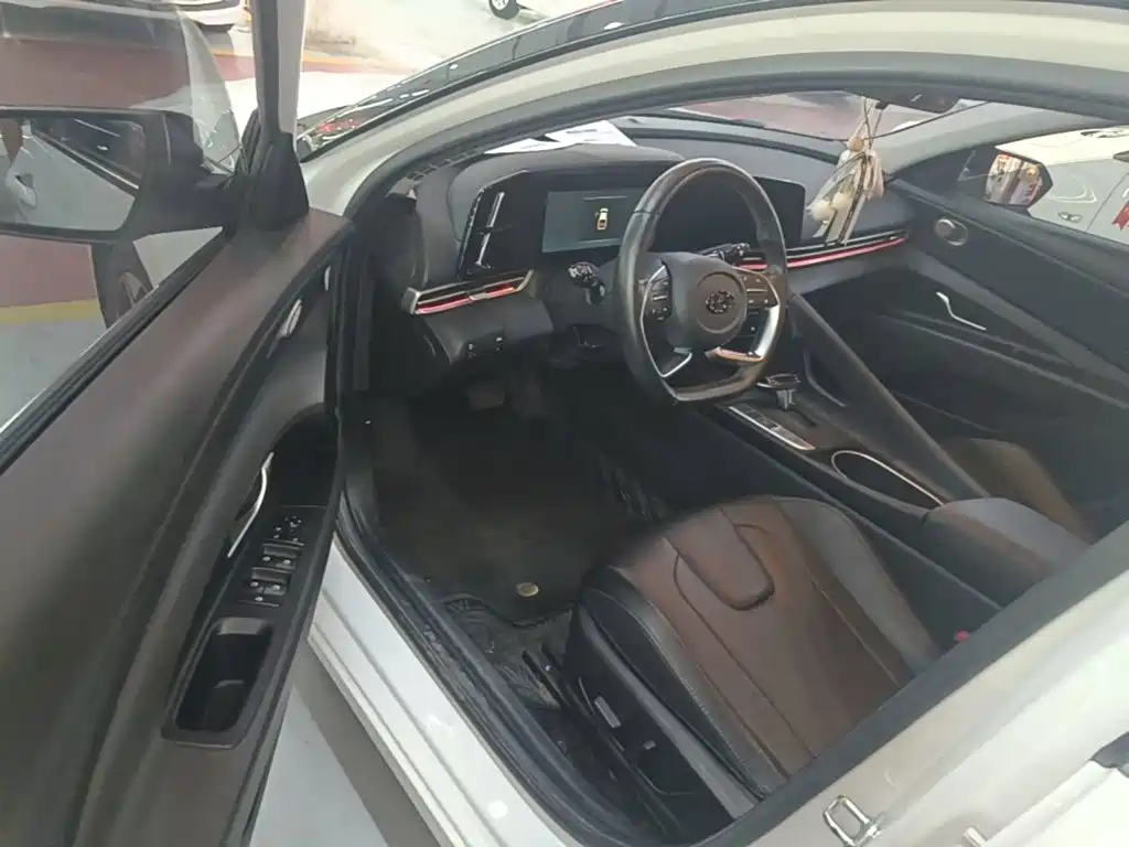 Hyundai Elantra — миниатюра 16