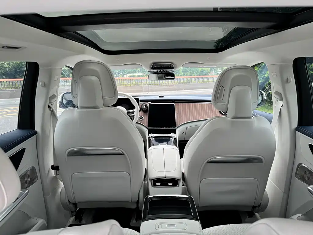 Mercedes-Benz EQE SUV — миниатюра 21