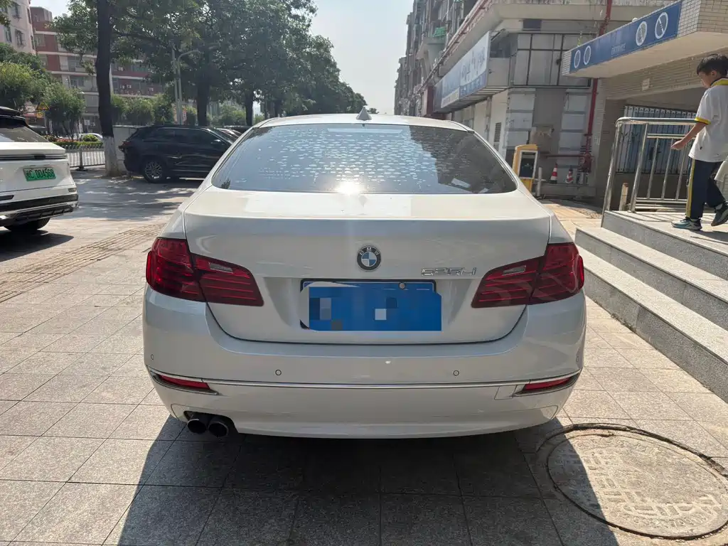 BMW 5 Series — миниатюра 9
