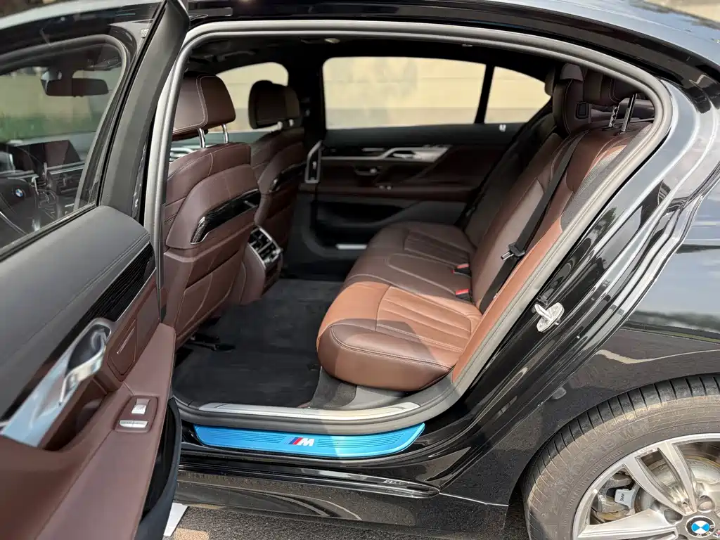 BMW 7 Series — миниатюра 8