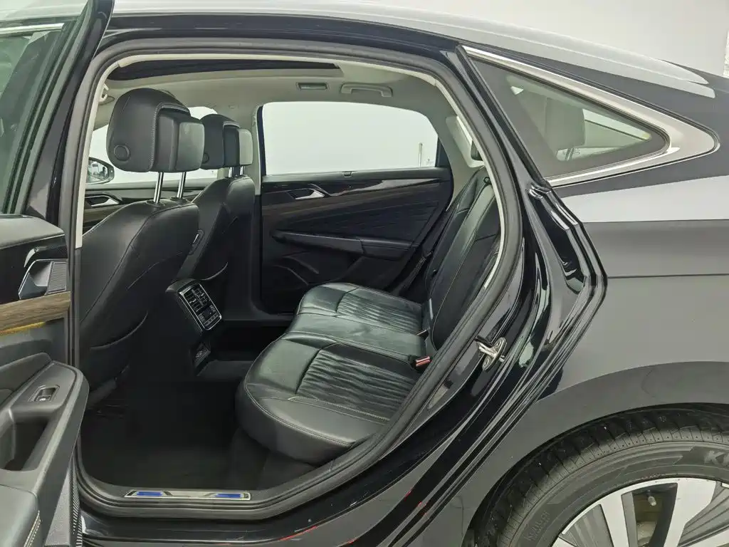 Volkswagen Passat PHEV — миниатюра 15