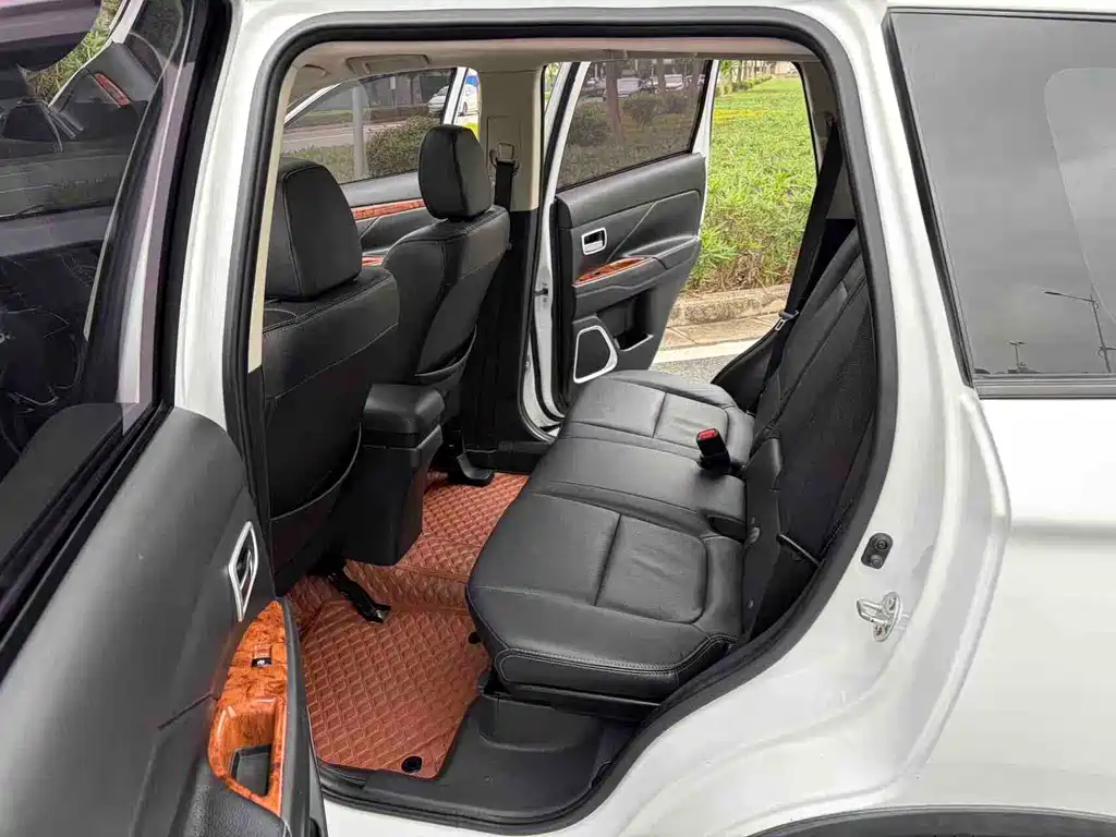 MITSUBISHI OUTLANDER