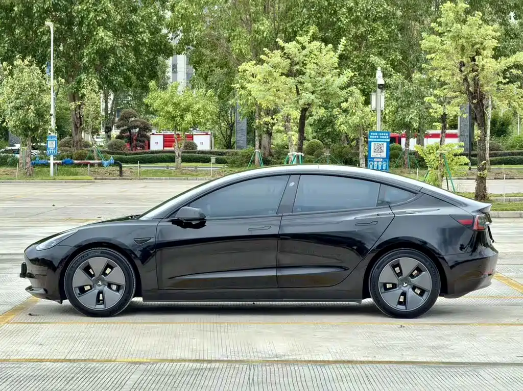 Tesla Model 3 — миниатюра 5