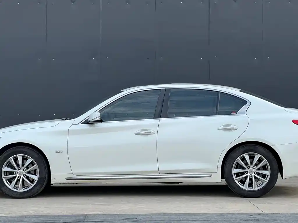 Infiniti Q50 2014 2.0T Comfort