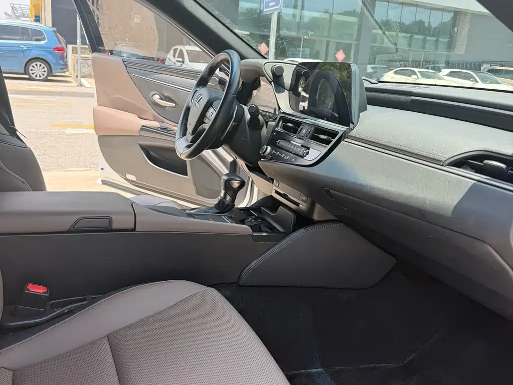 Lexus ES 2022 200