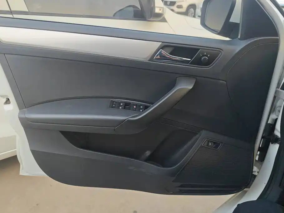 Skoda Rapid — миниатюра 7