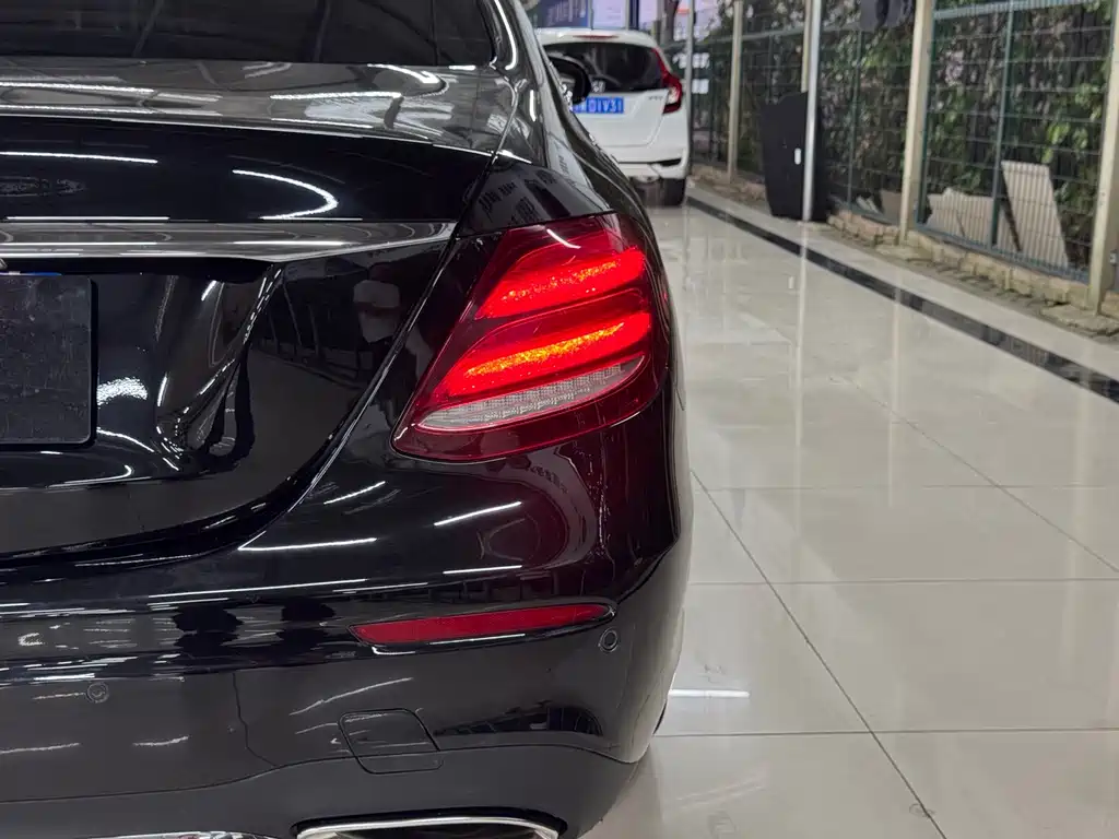 Mercedes-Benz E-Class — миниатюра 6