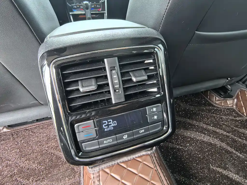 Volkswagen Passat PHEV — миниатюра 12