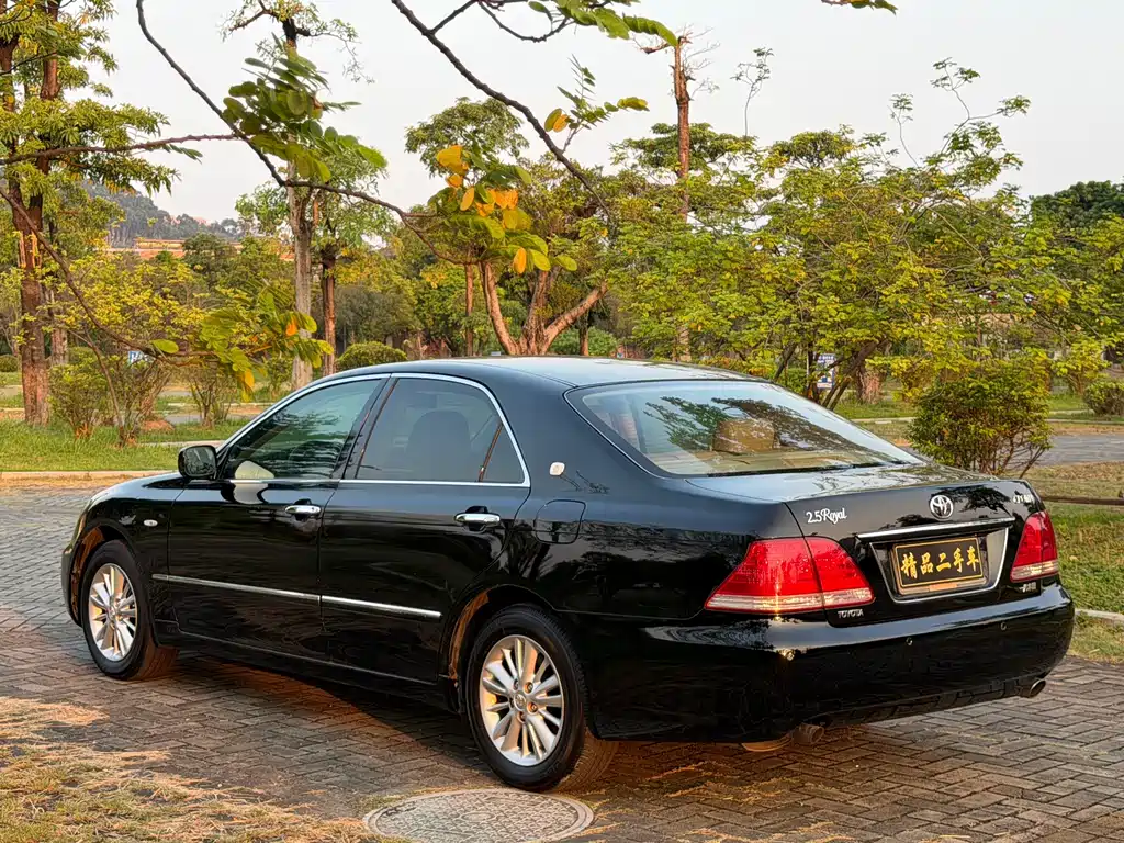 Toyota Crown — миниатюра 4