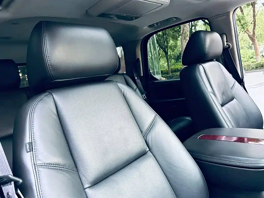 Cadillac Escalade — миниатюра 19