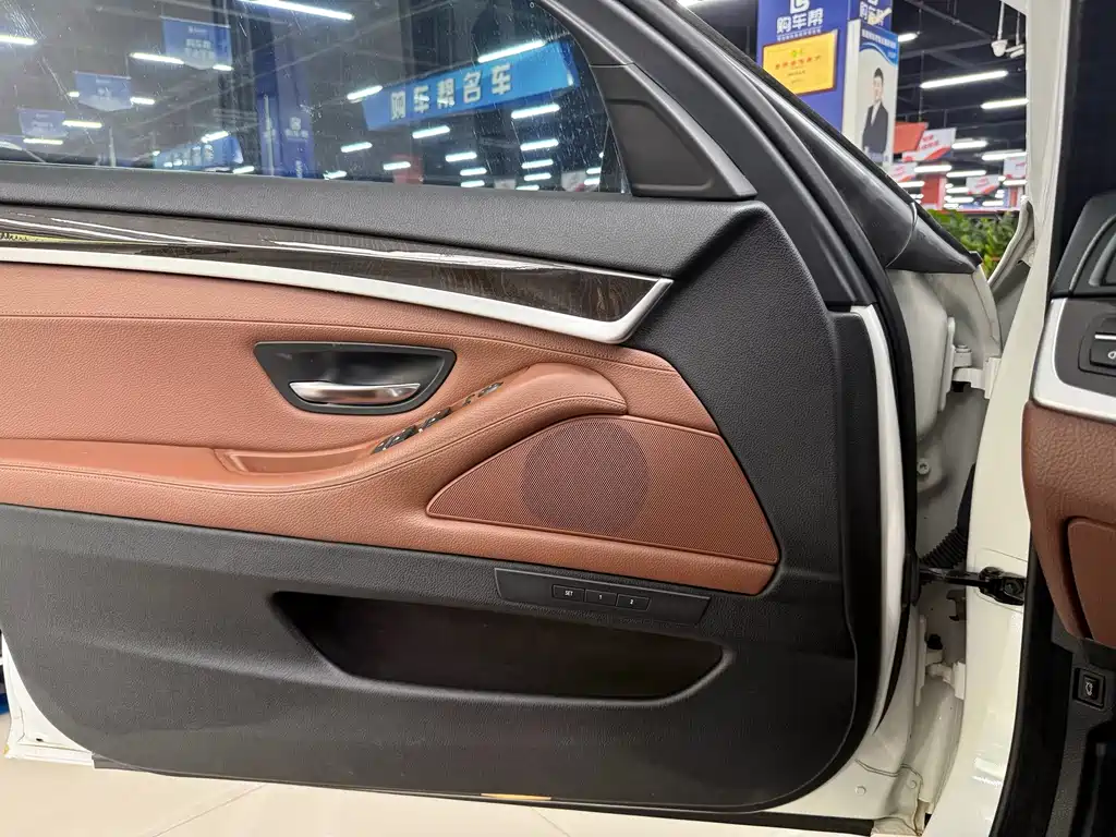 BMW 5 Series — миниатюра 10