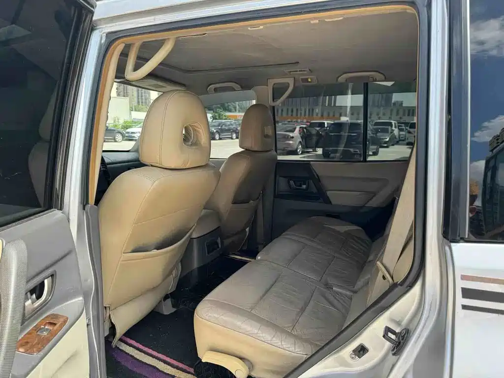Mitsubishi Pajero — миниатюра 7