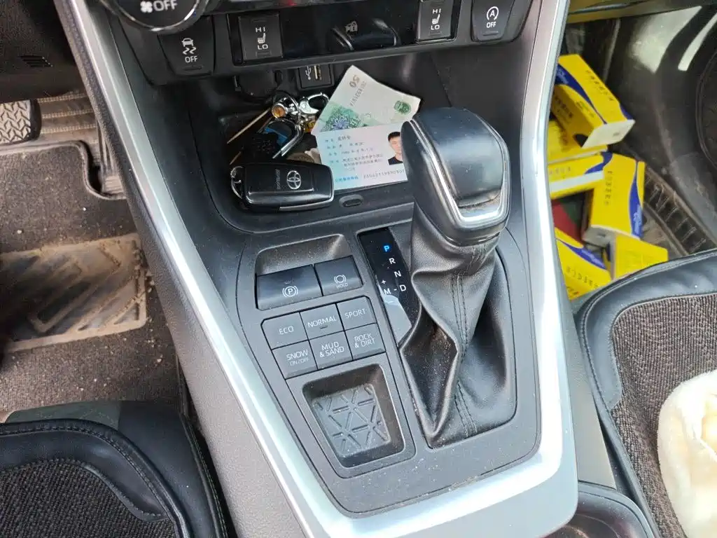 Toyota RAV4 — миниатюра 10