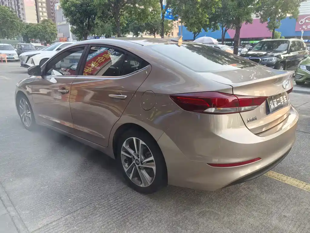 Hyundai Elantra — миниатюра 9