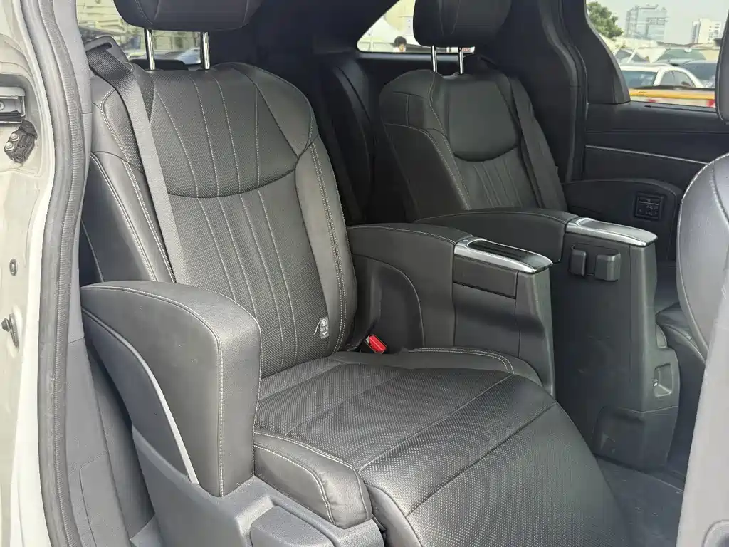 Toyota Sienna — миниатюра 17