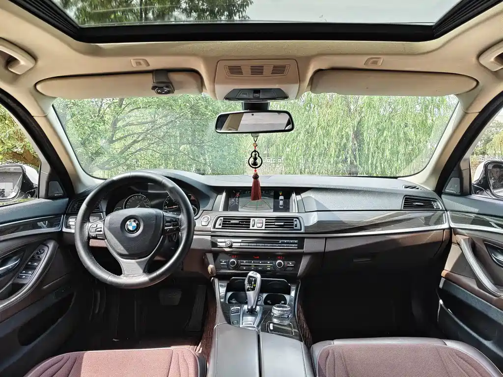 BMW 5 Series — миниатюра 7