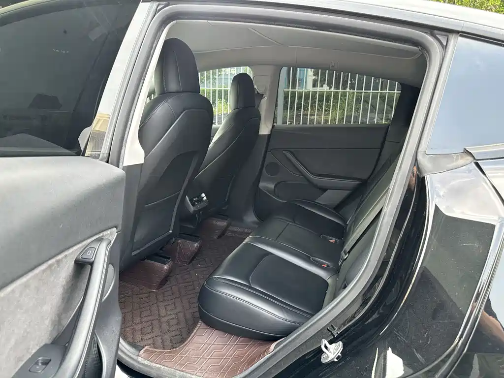 Tesla Model Y — миниатюра 9