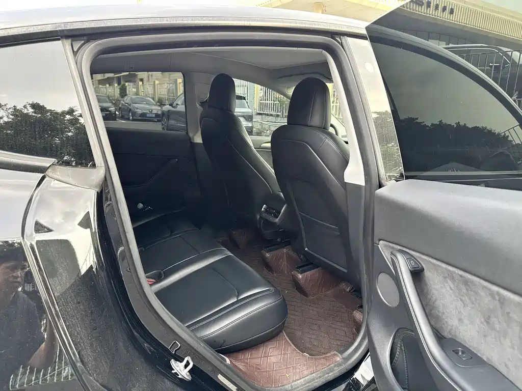 Tesla Model Y — миниатюра 15