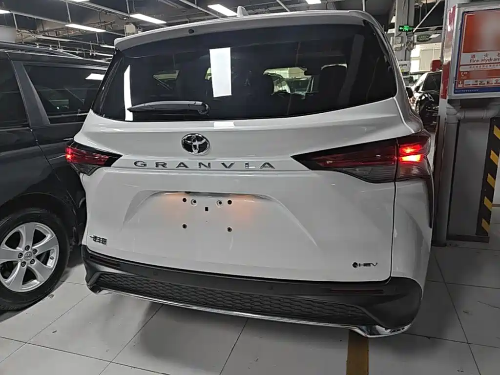 Toyota Granvia — миниатюра 6