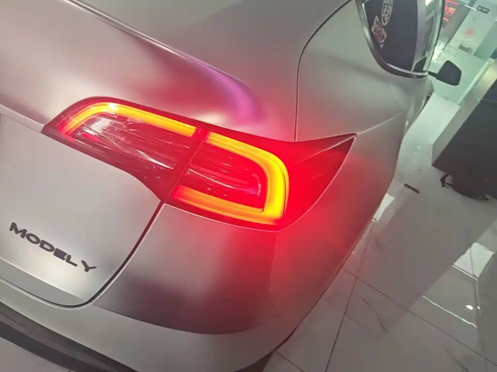 Tesla Model Y — миниатюра 8
