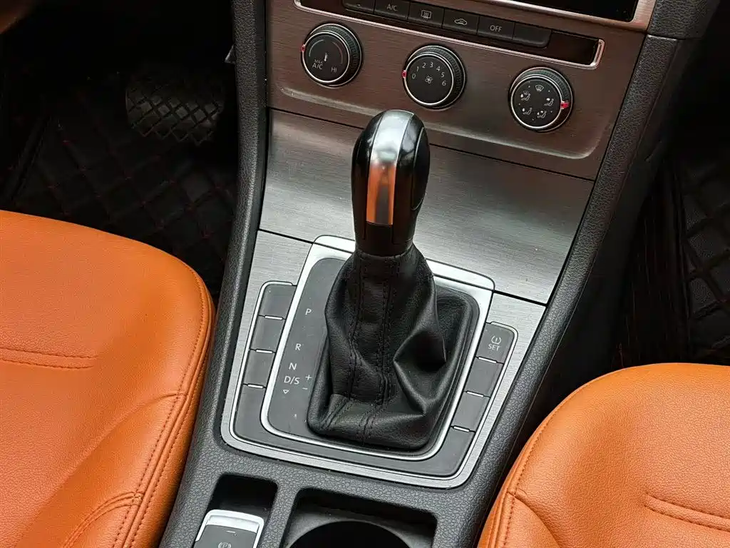 Volkswagen Golf 2015 1.6L AT Comfort