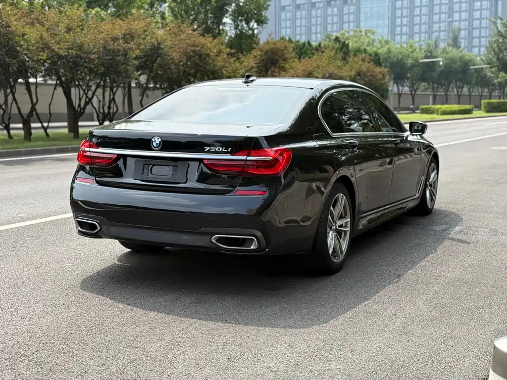 BMW 7 Series — миниатюра 4