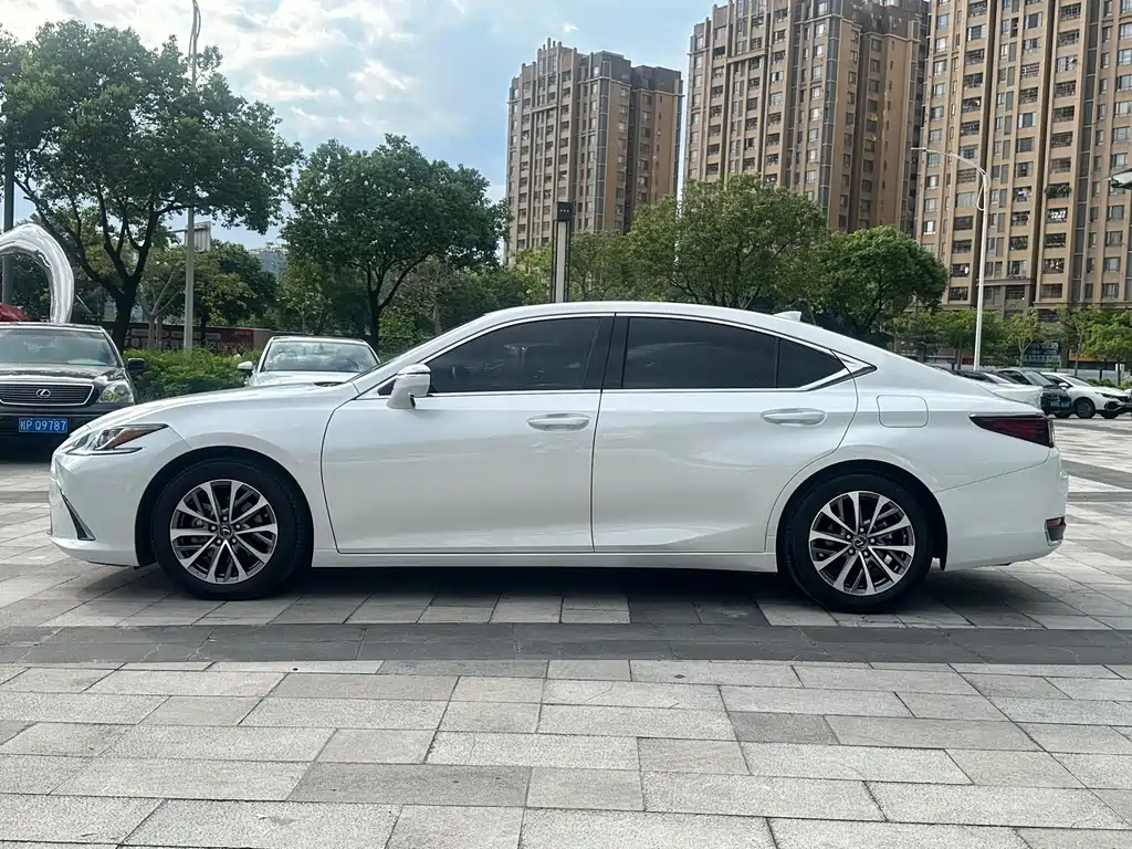 Lexus ES — миниатюра 7