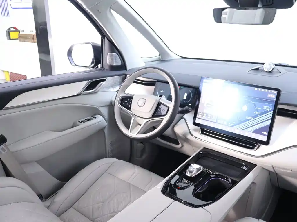 Volvo EM90 — миниатюра 14