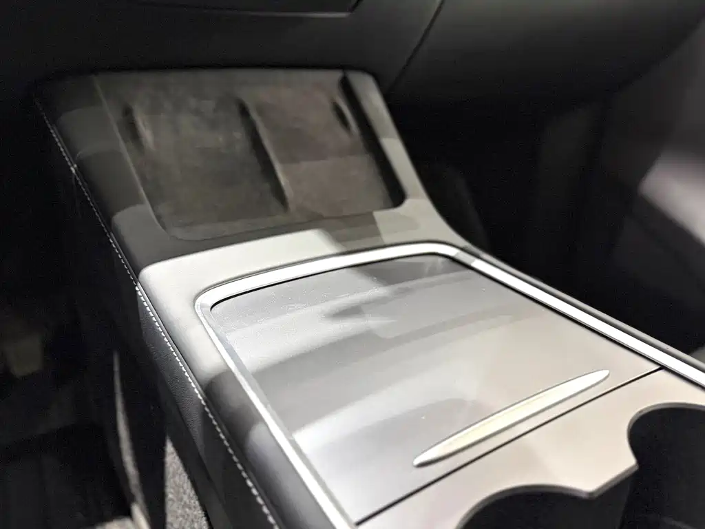 Tesla Model Y — миниатюра 11