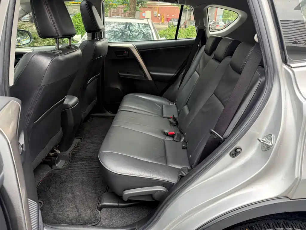 Toyota RAV4 — миниатюра 10