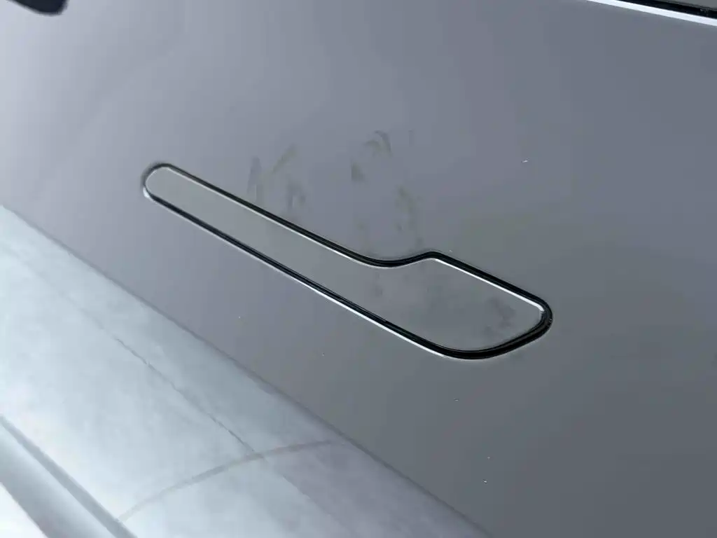 Tesla Model 3 — миниатюра 12