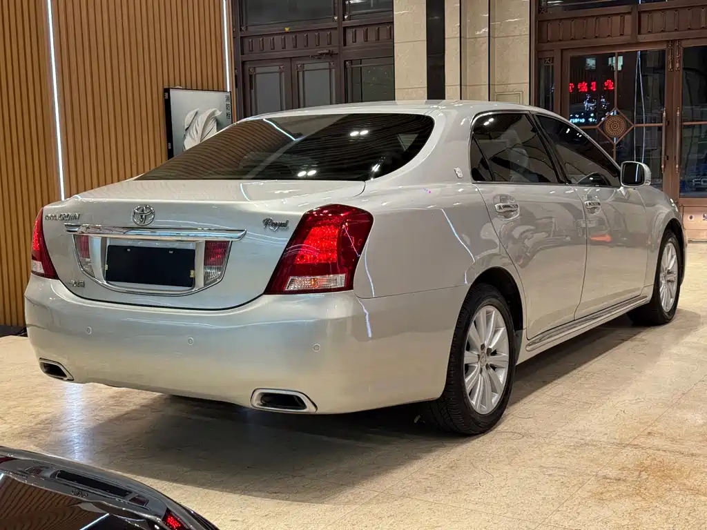 Toyota Crown — миниатюра 4