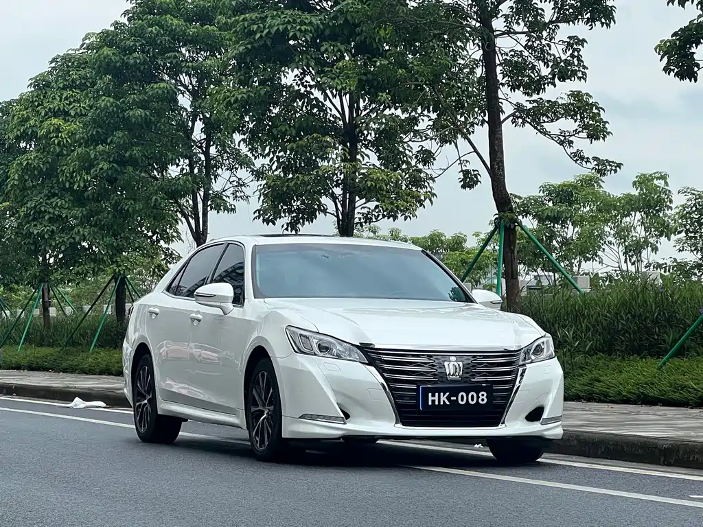 Toyota Crown — миниатюра 3