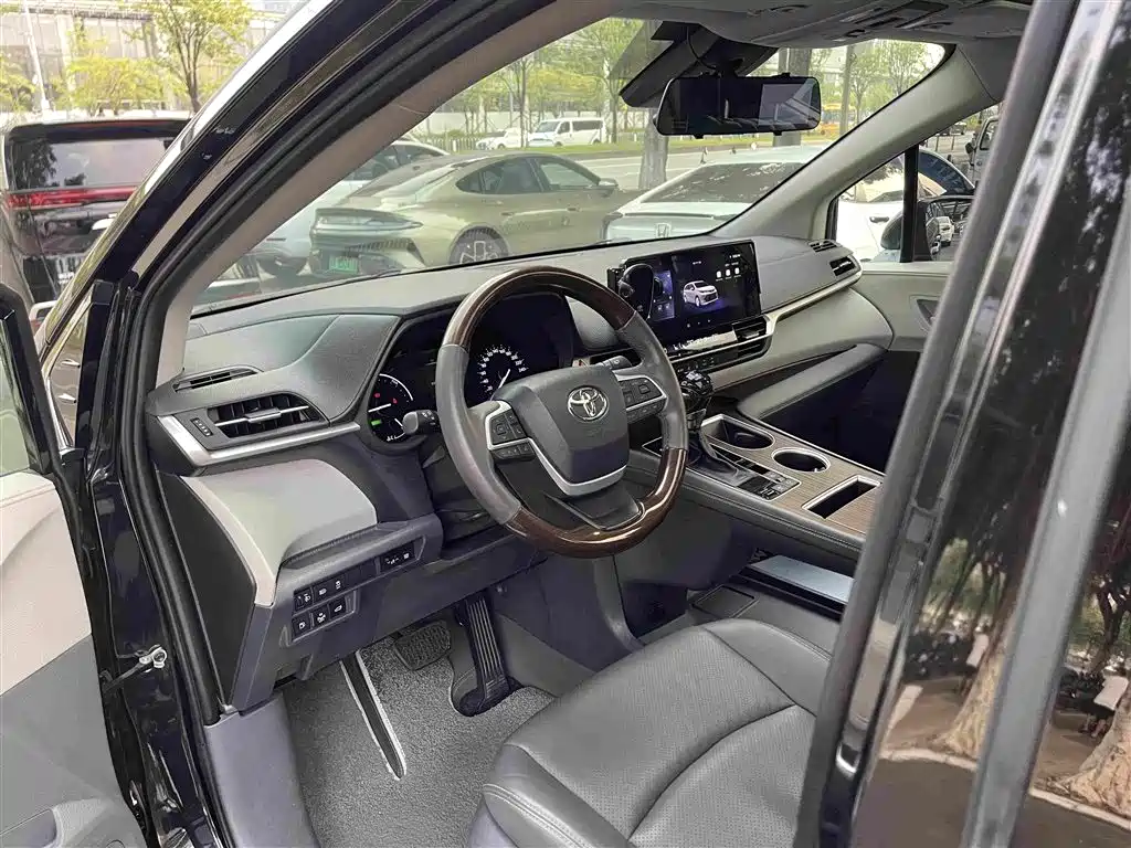 Toyota Sienna — миниатюра 13