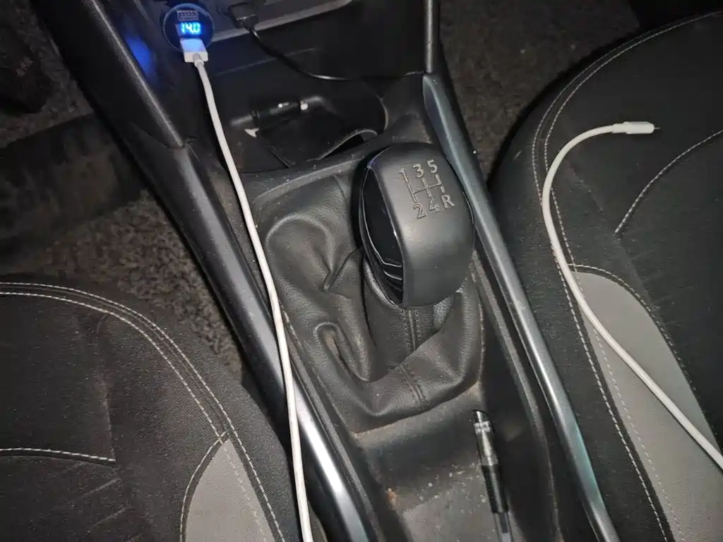 Peugeot 2008 2014 1.6L MT