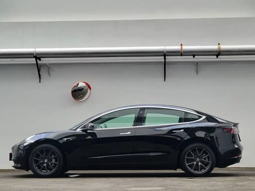 Tesla Model 3 — миниатюра 7