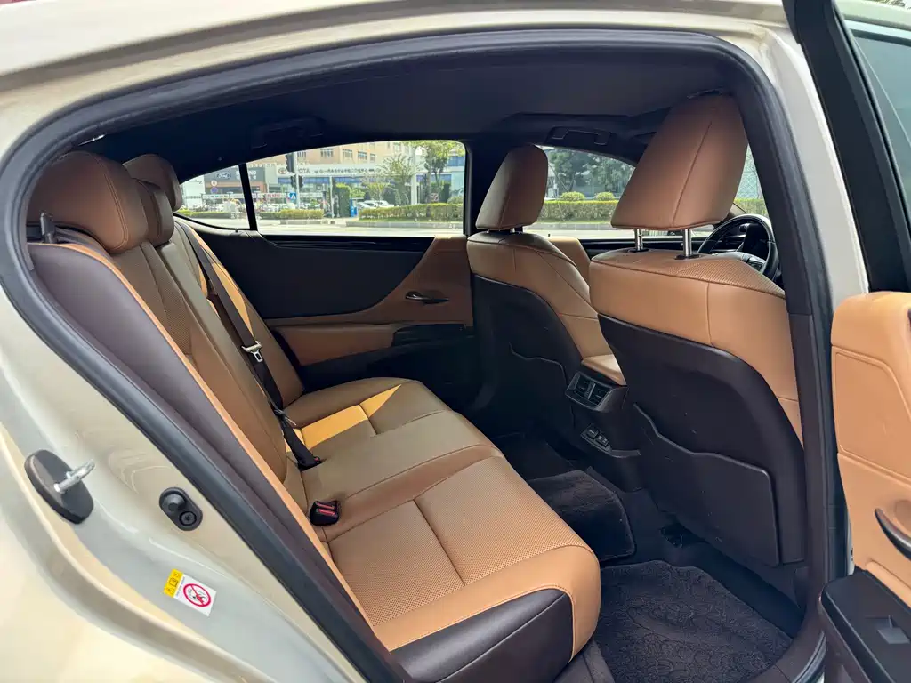 Lexus ES — миниатюра 13