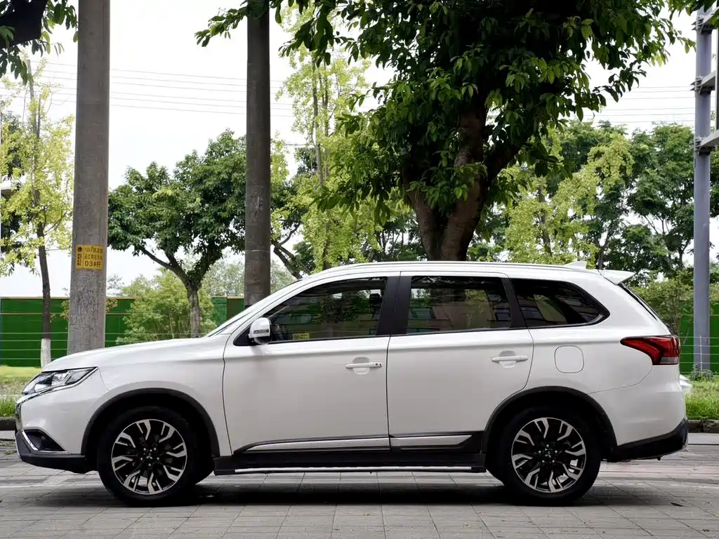Mitsubishi Outlander — миниатюра 3