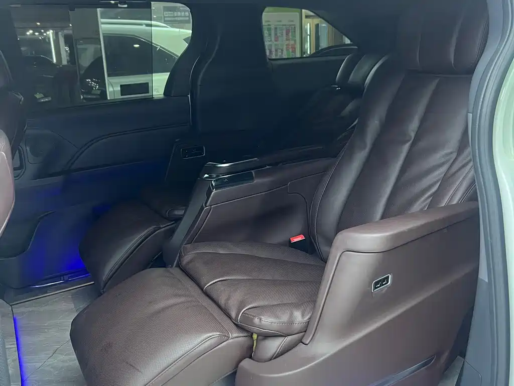 Toyota Granvia 2024 2.5L Luxury PLUS
