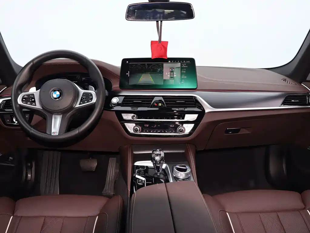 BMW 5 Series — миниатюра 7
