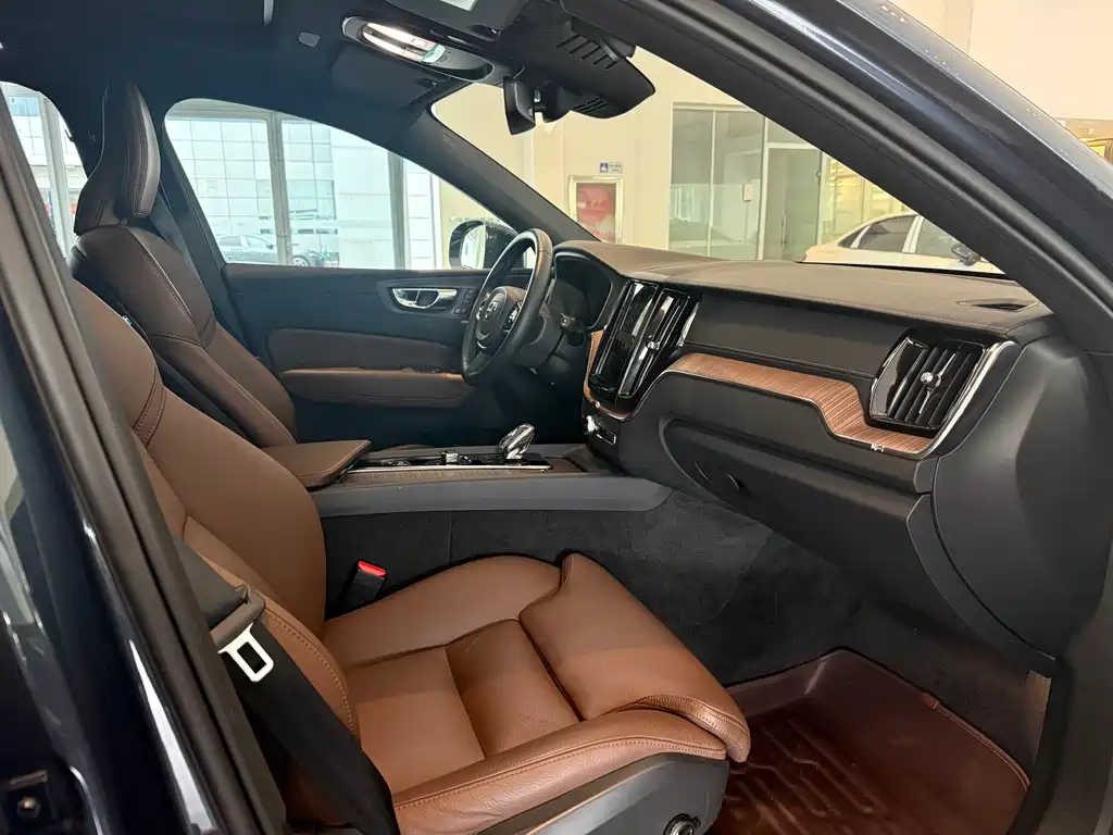 Volvo XC60 2022 B5 Luxury