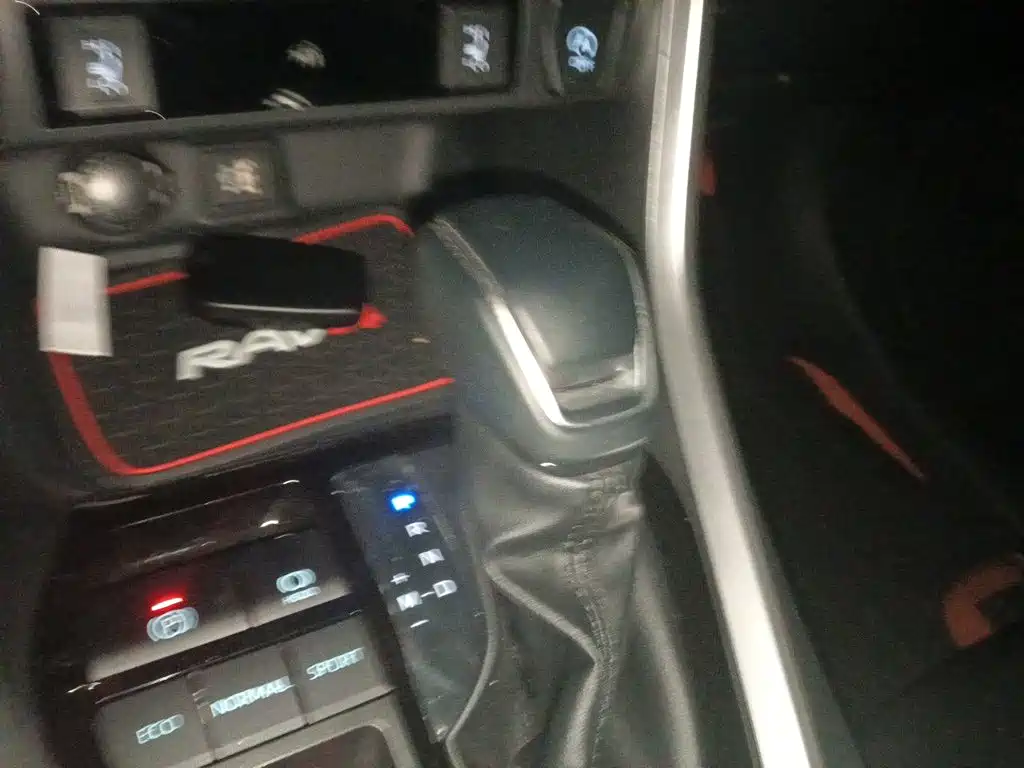 Toyota RAV4 — миниатюра 10